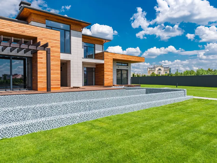 Casa contemporânea com revestimento em madeira e jardim