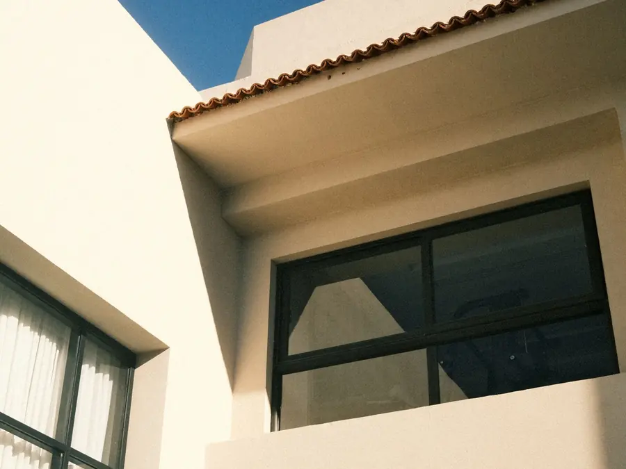 Detalhe de fachada de residência com esquadrias amplas