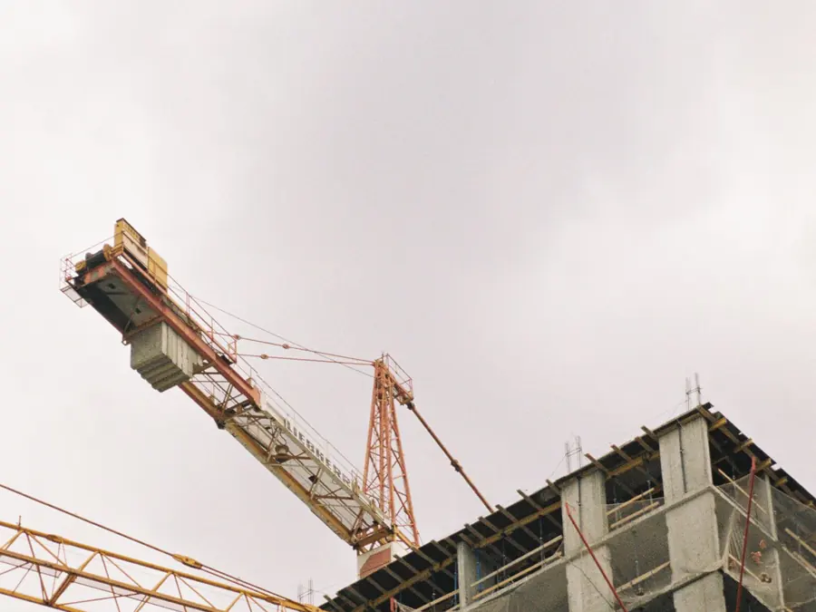 Edifício em construção com guindaste