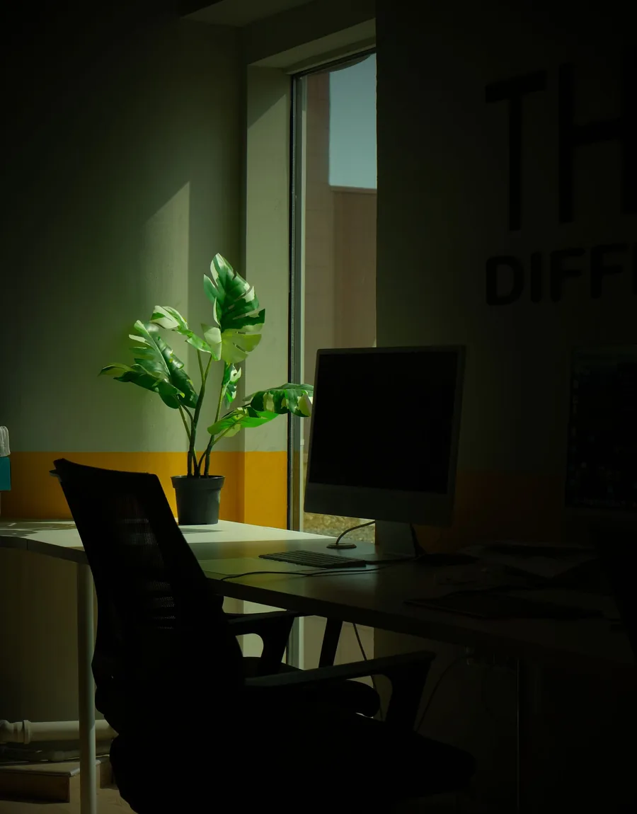 Mesa de trabalho do escritório, com projetos em andamento